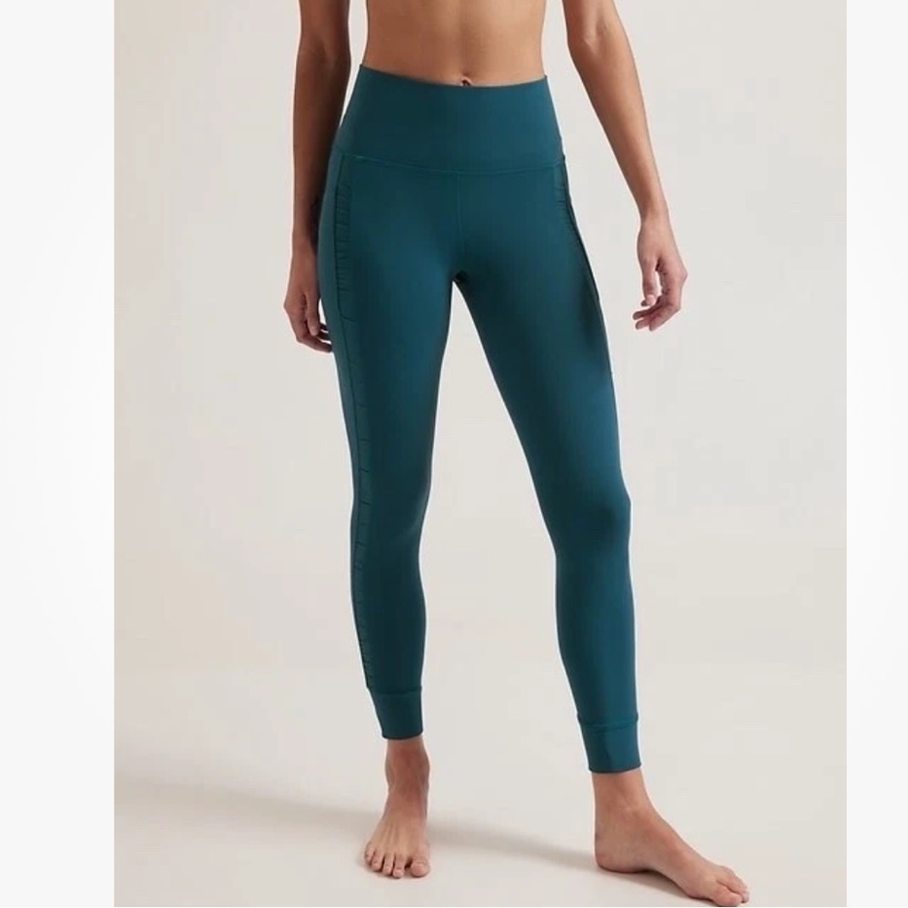 Athleta Stash Pocket Salutation Leggings Small